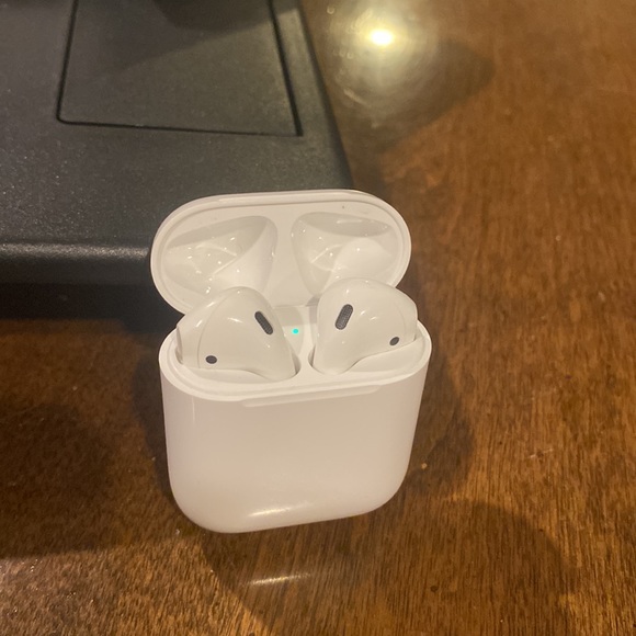 Apple AirPods 2nd Generation - Picture 3 of 5